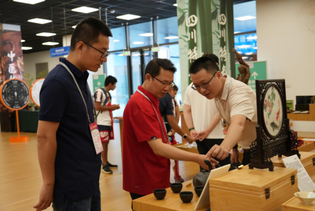 省K8凯发集团领导到大运村“有礼在四川”四川特色商品馆调研指导工作